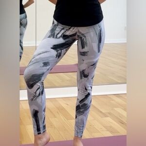 Alo geometrical patterns shades of grey high waisted leggings, slimming, SO